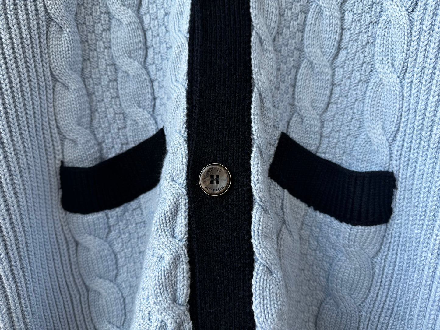 케이블 니트 가디건 (Cable-knit cardigan)