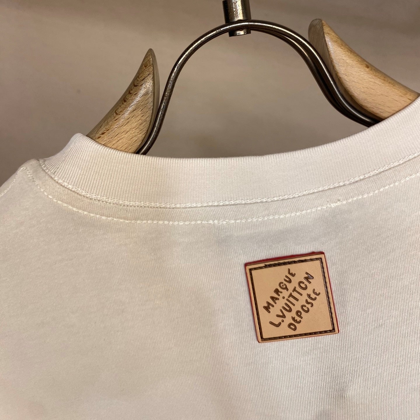 자수 포인트 티셔츠 (Embroidered Detail T-Shirt)