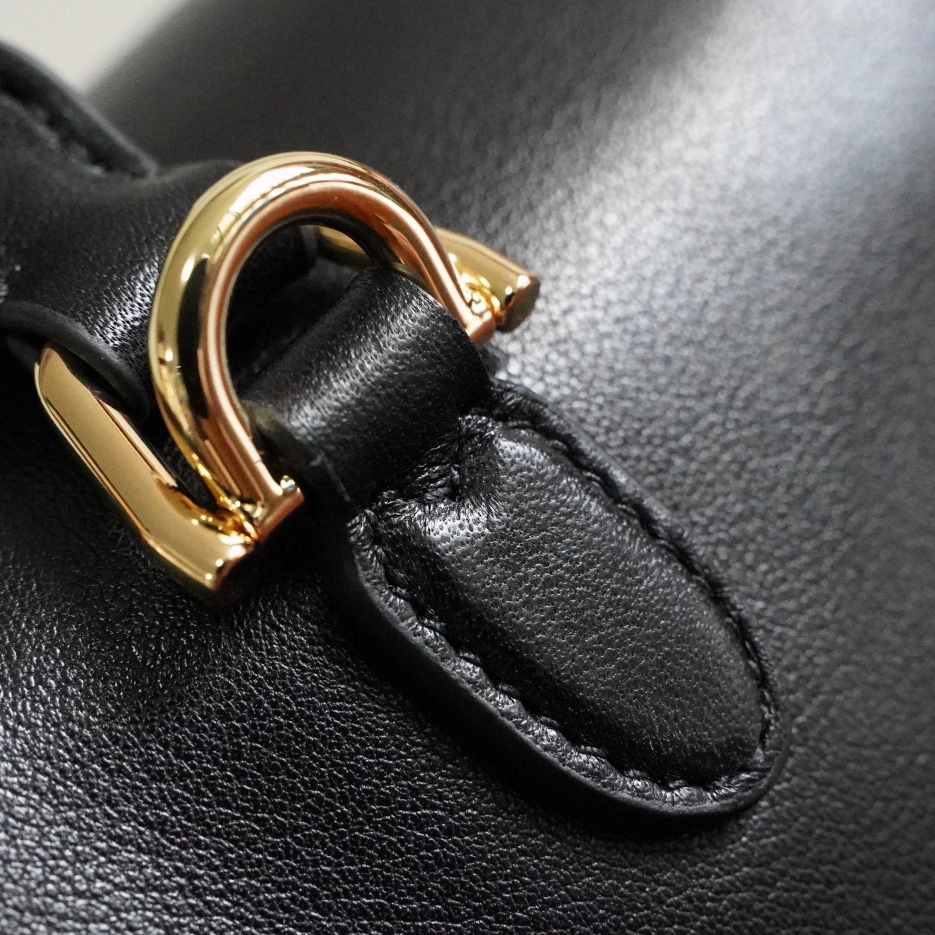 파파라초 탑 핸들백 (Paparazzo Top Handle Bag)