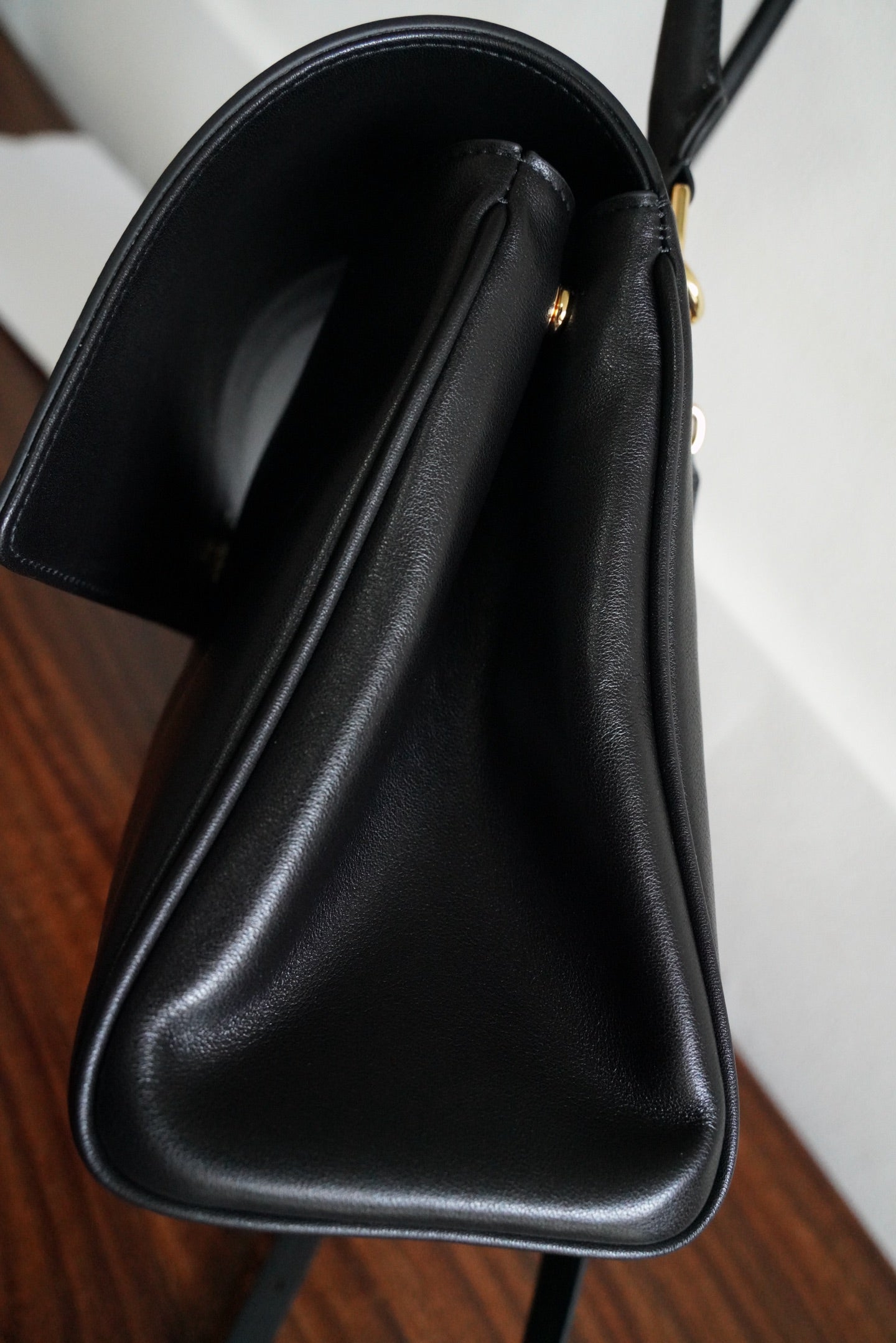 파파라초 탑 핸들백 (Paparazzo Top Handle Bag)