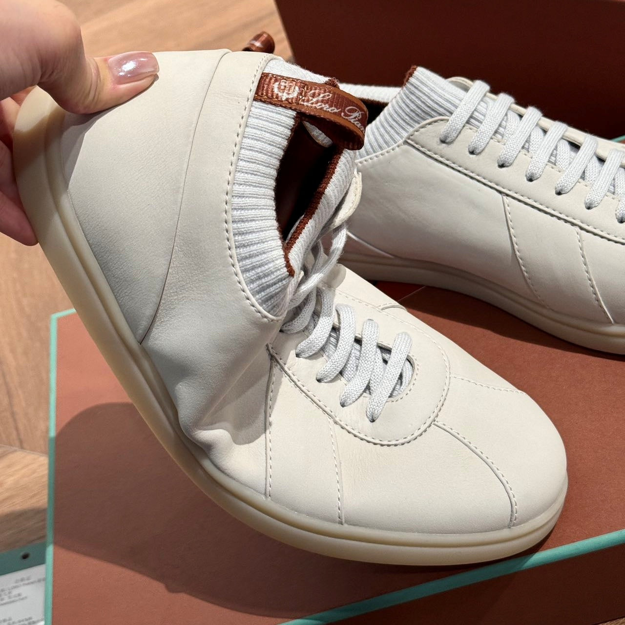 스웨이드 스니커즈 (Suede sneakers)