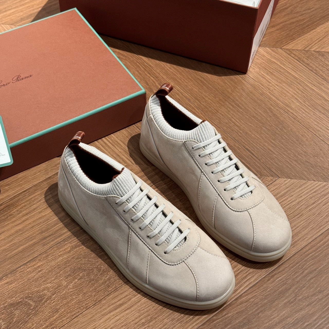 스웨이드 스니커즈 (Suede sneakers)