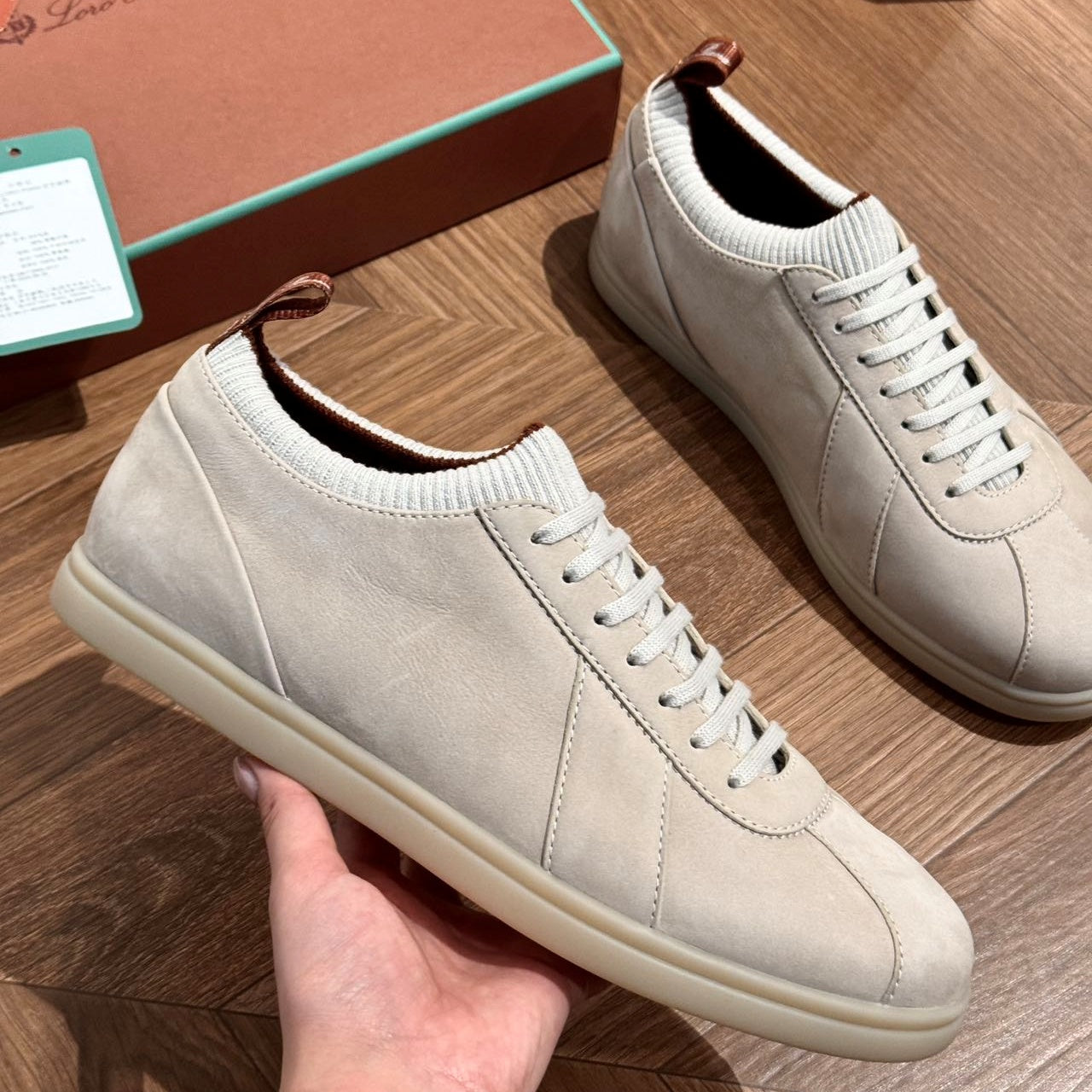 스웨이드 스니커즈 (Suede sneakers)