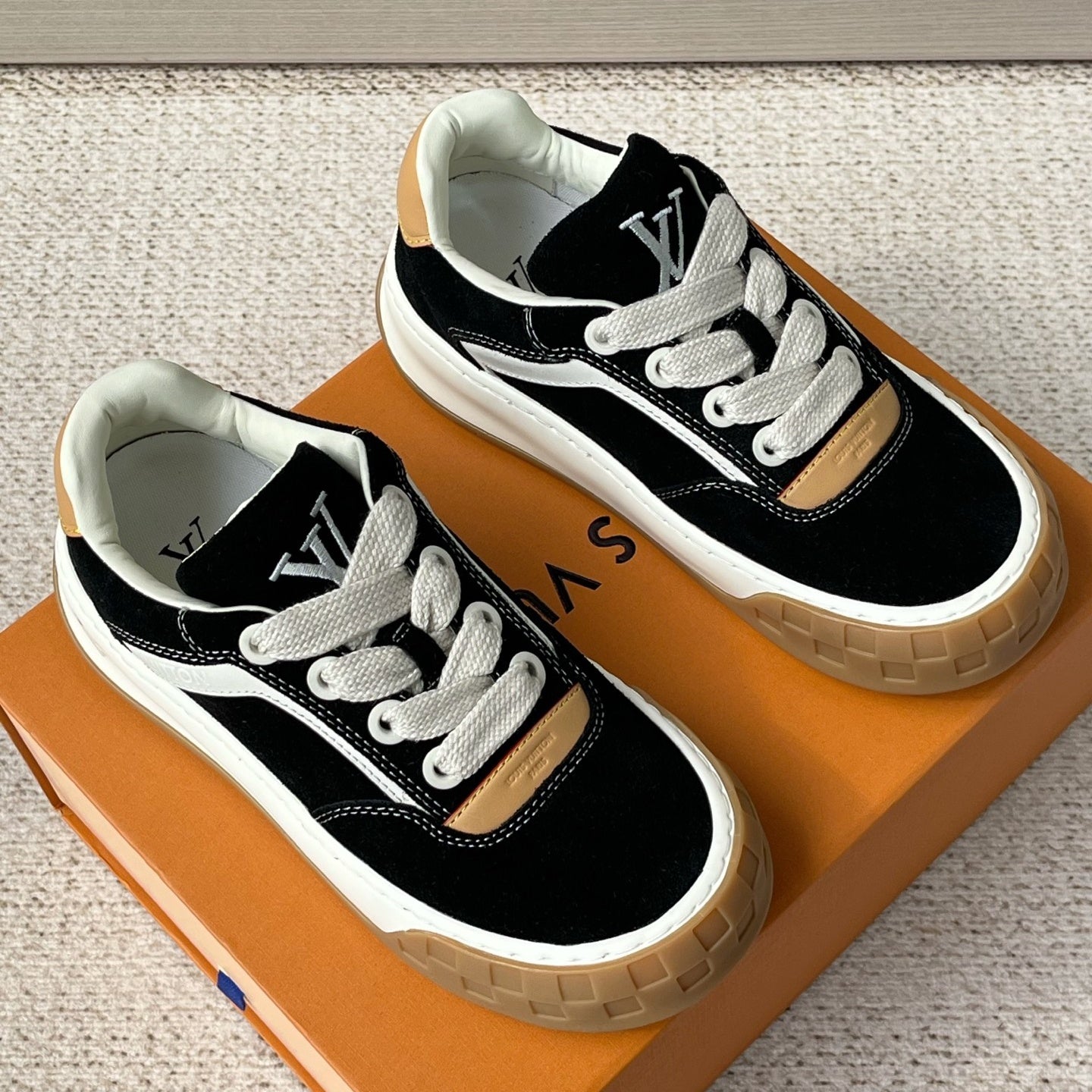 트레이너 스니커즈 (trainer sneakers)