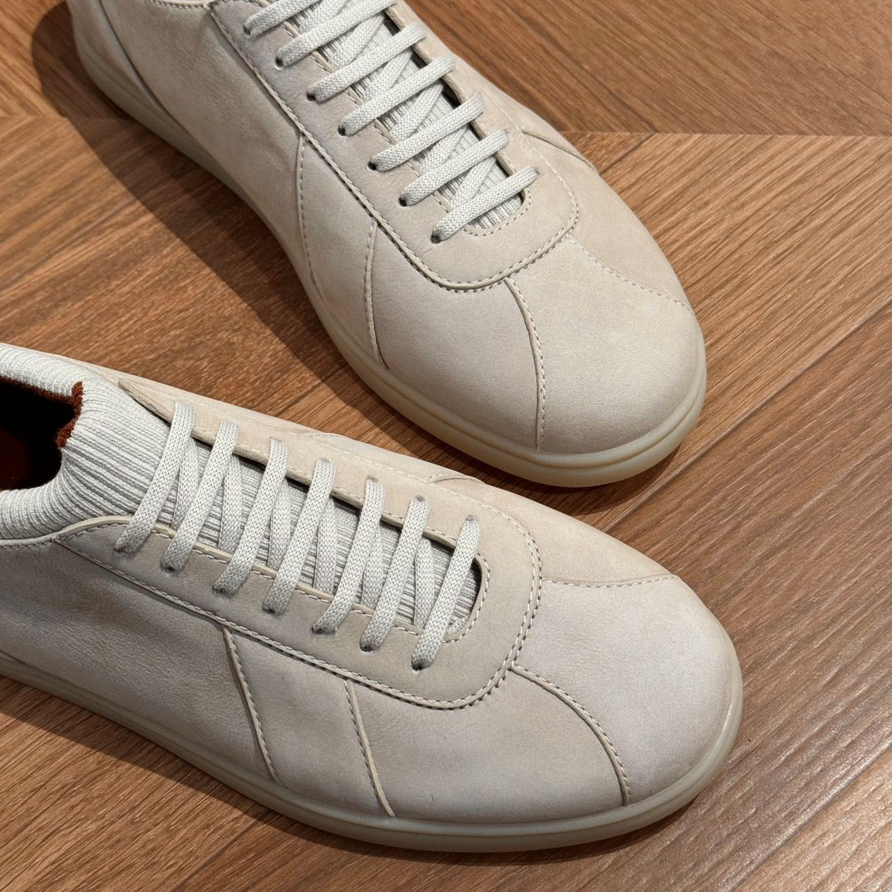 스웨이드 스니커즈 (Suede sneakers)