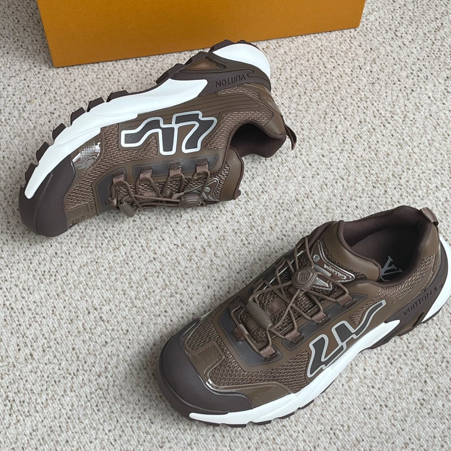 러너 스니커즈 (Runner sneakers)