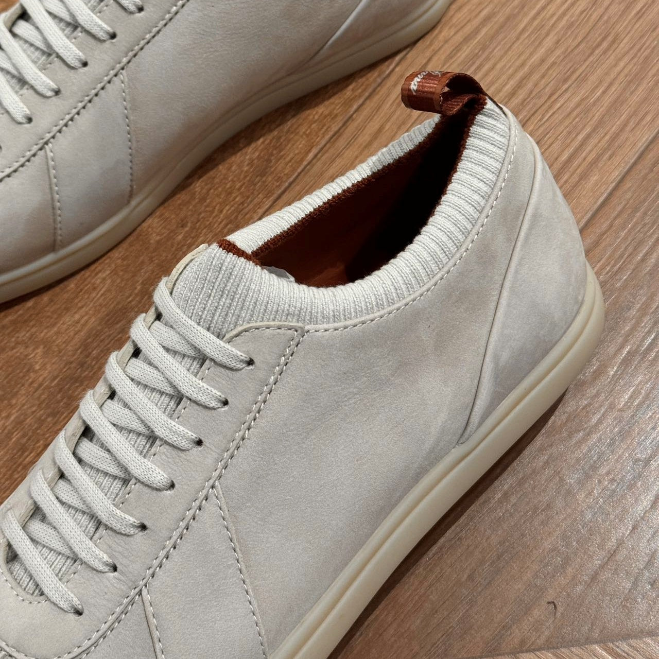 스웨이드 스니커즈 (Suede sneakers)