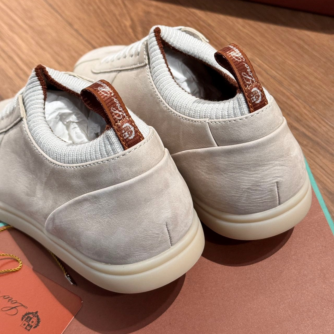 스웨이드 스니커즈 (Suede sneakers)