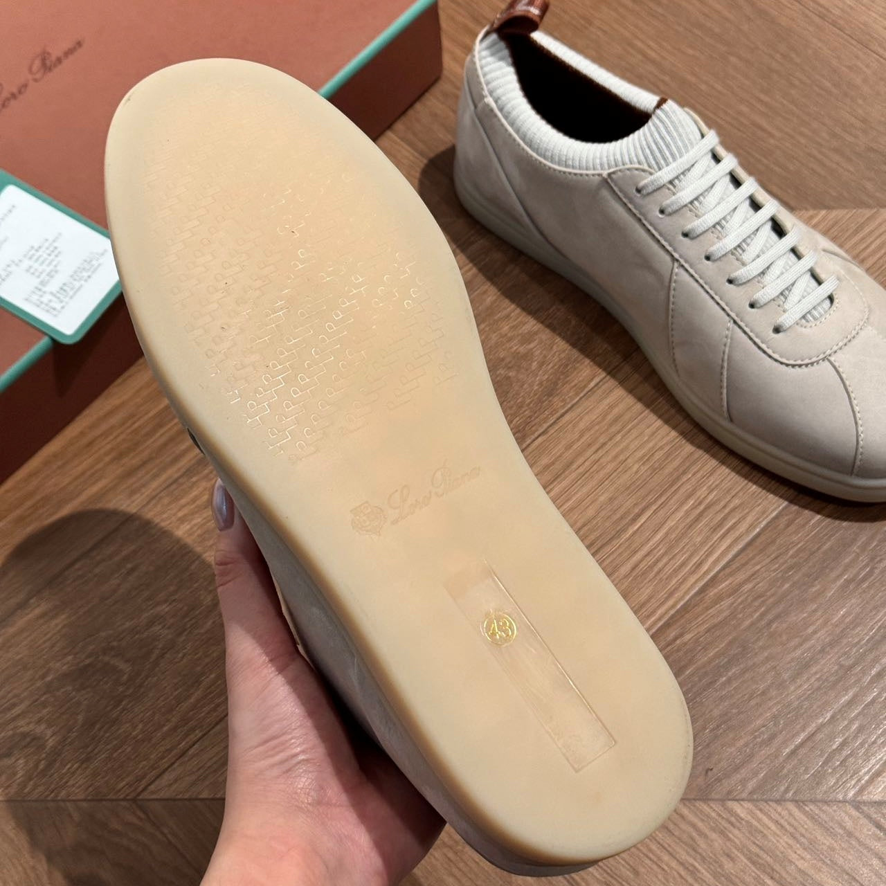스웨이드 스니커즈 (Suede sneakers)