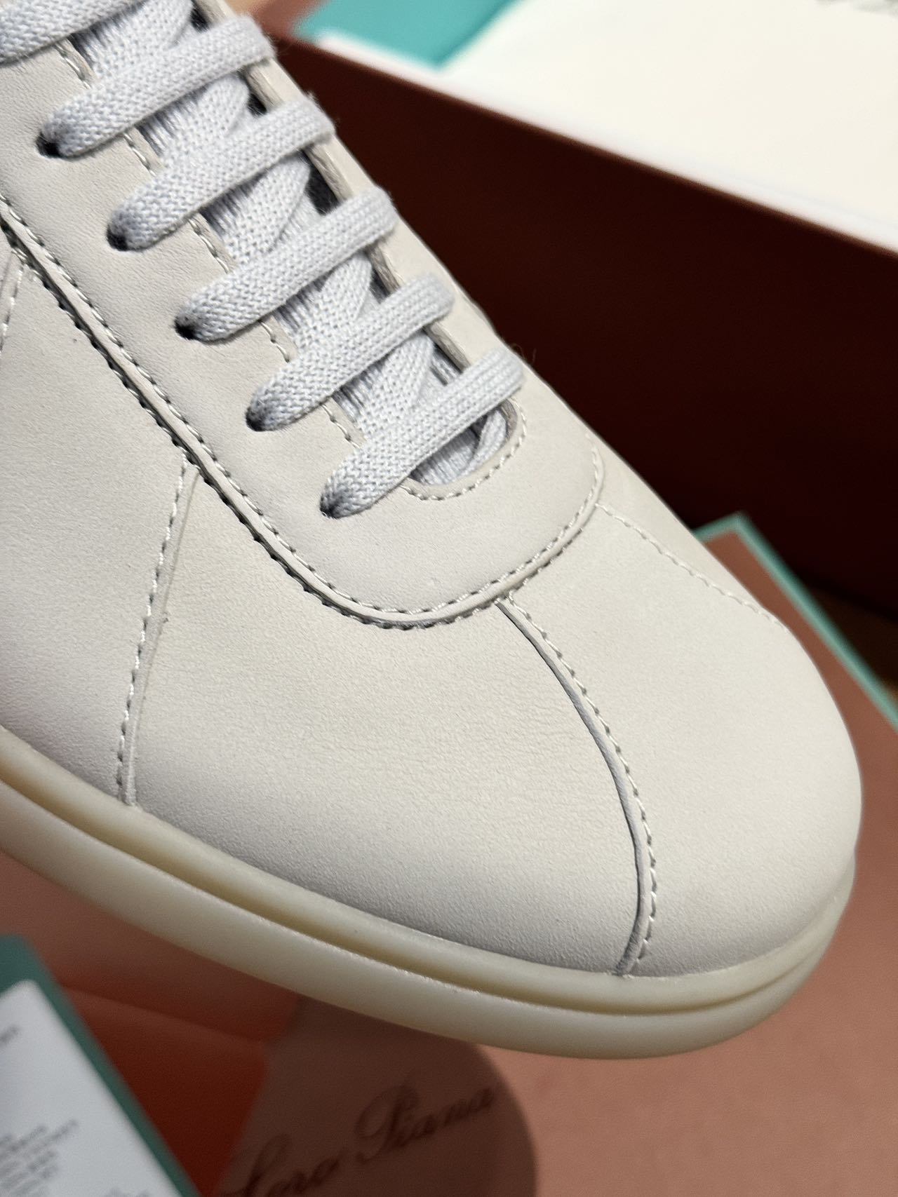 스웨이드 스니커즈 (Suede sneakers)