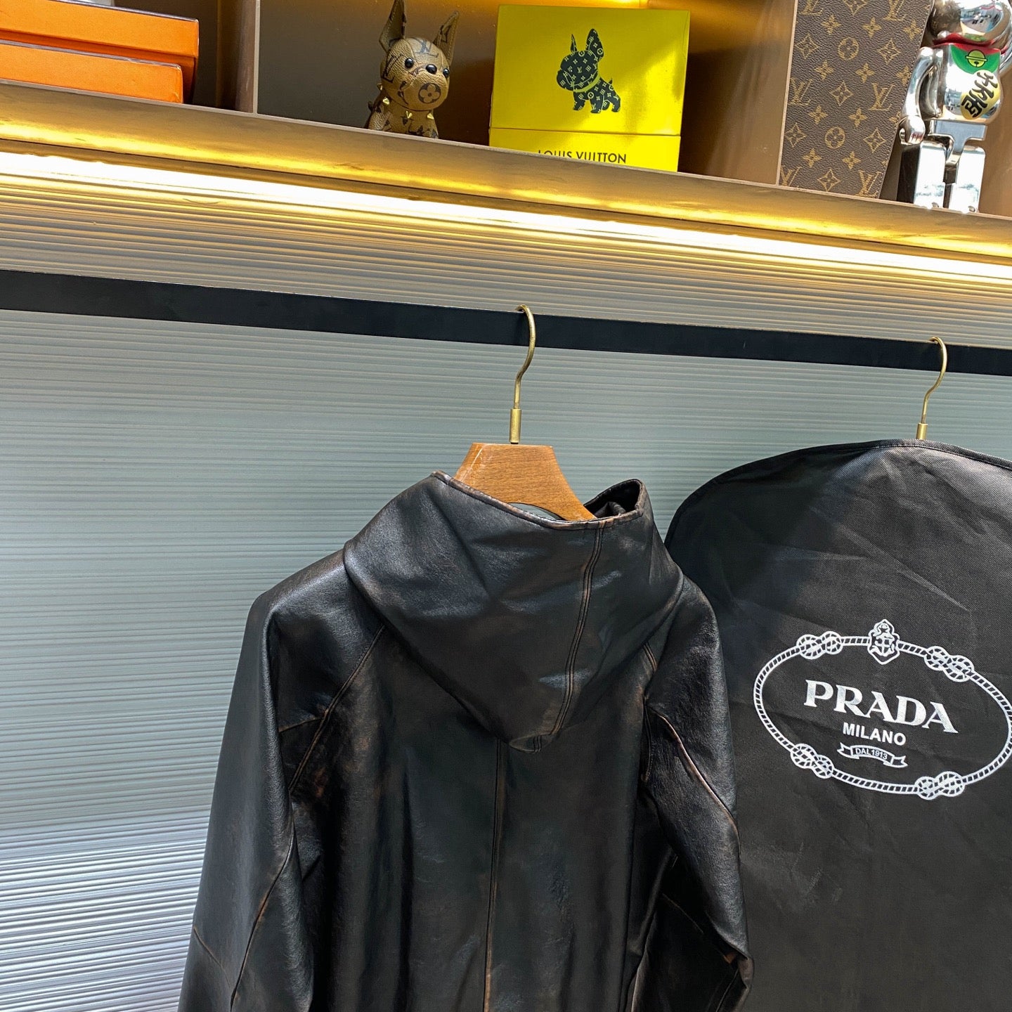 가죽 디스트레스드 후드 (leather distressed hood)