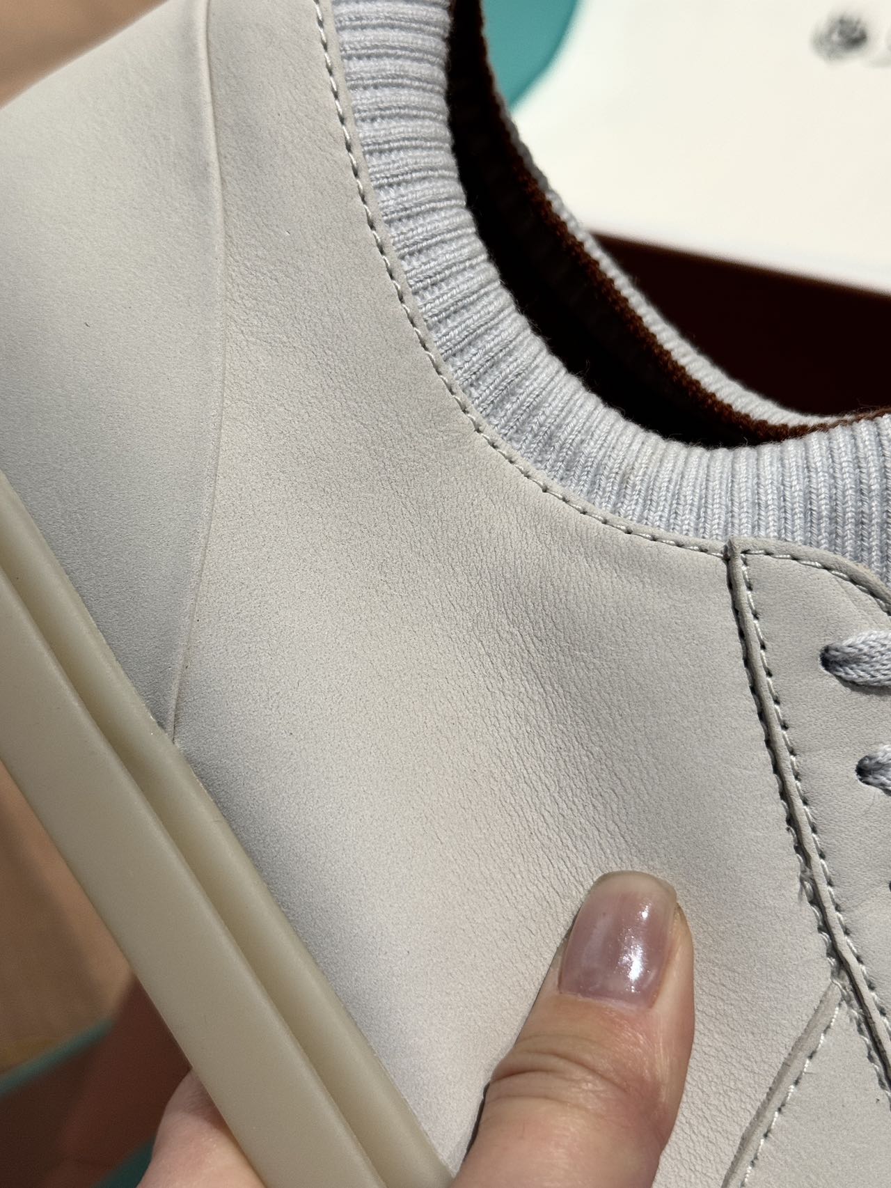 스웨이드 스니커즈 (Suede sneakers)