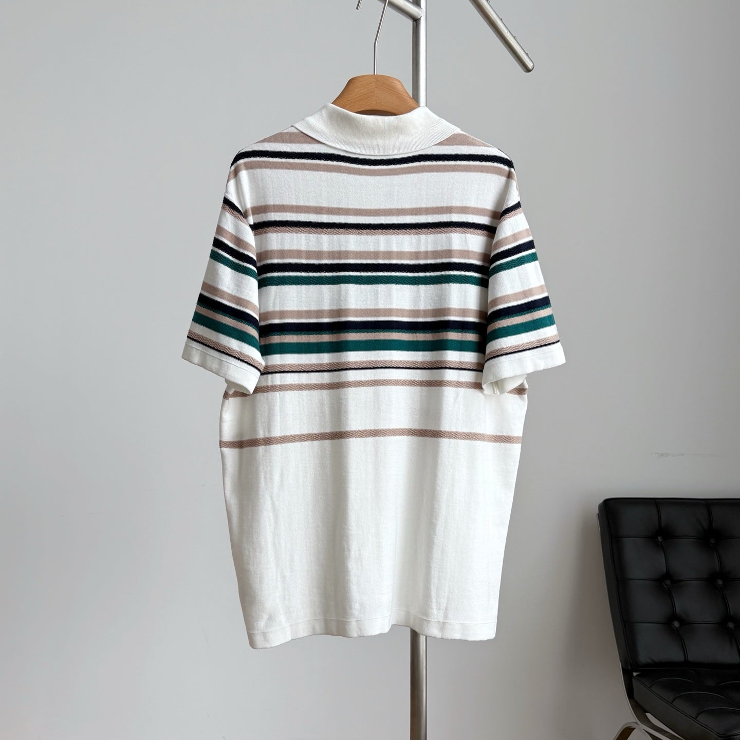 배색 티셔츠 (Color-block T-shirt)
