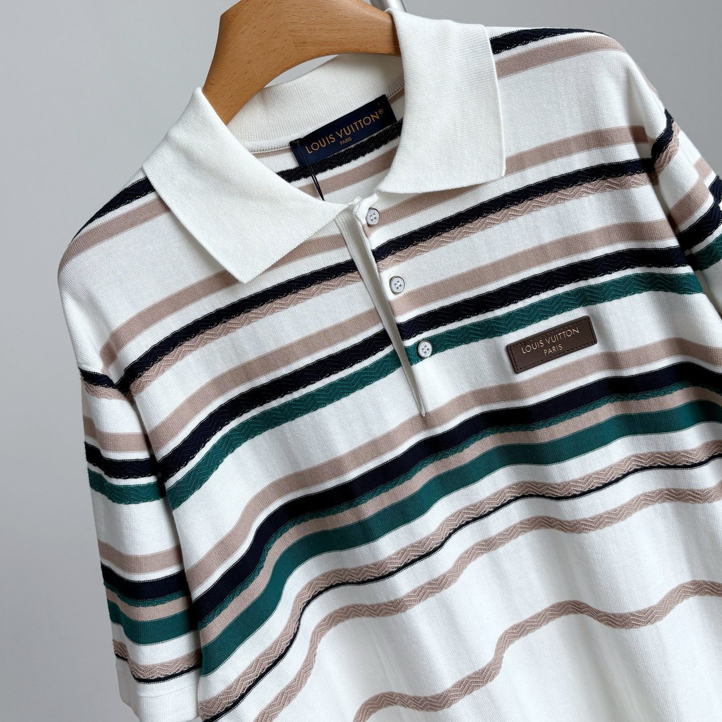 배색 티셔츠 (Color-block T-shirt)