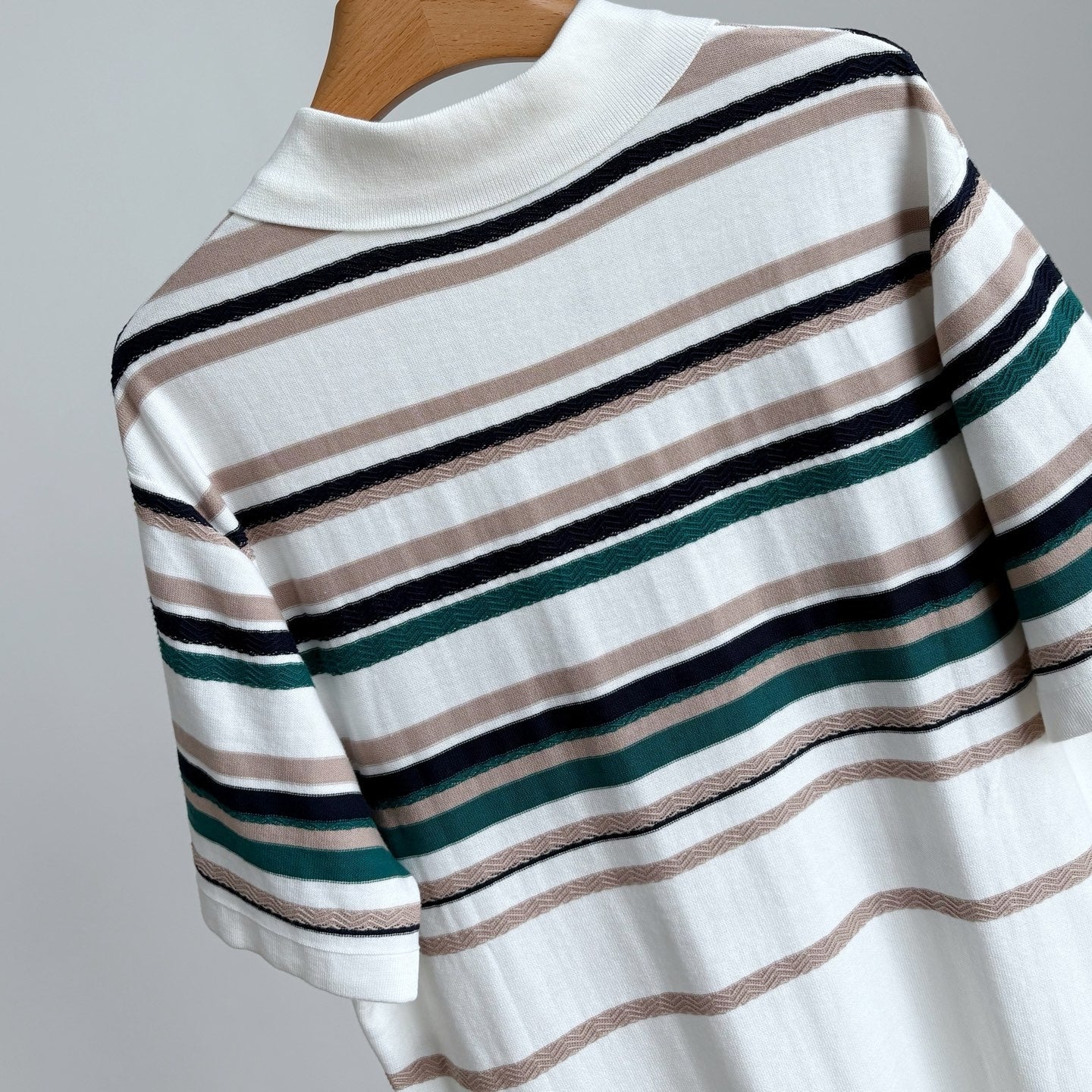 배색 티셔츠 (Color-block T-shirt)