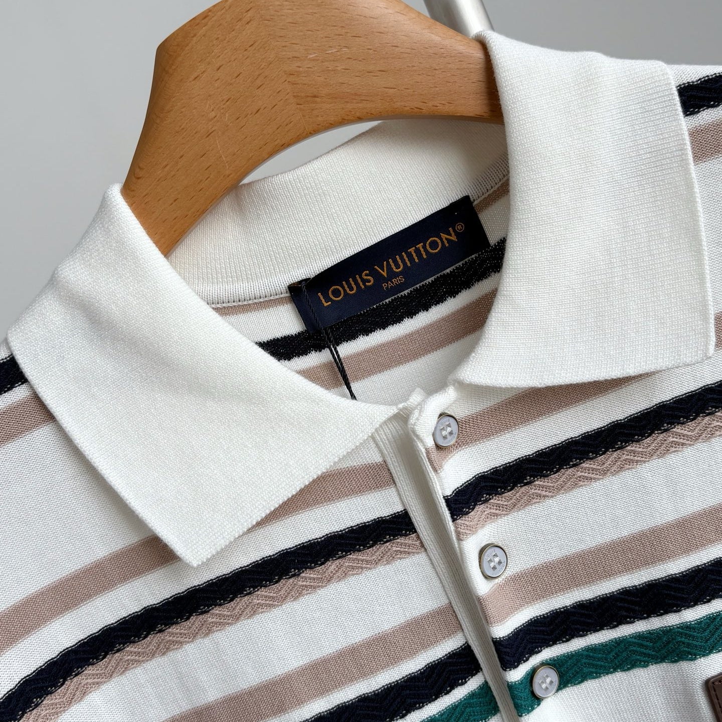 배색 티셔츠 (Color-block T-shirt)