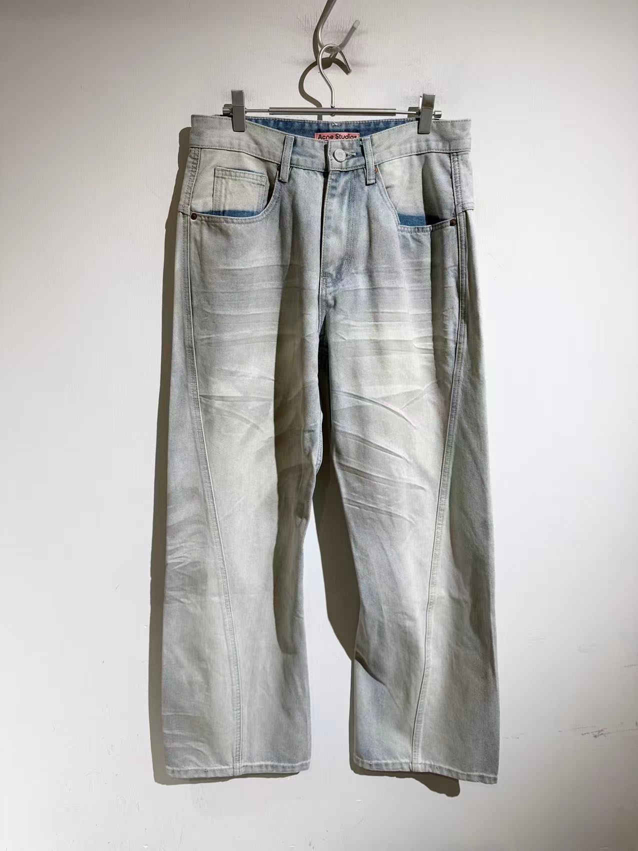 커브드 컷 청바지 (Curved-cut jeans)