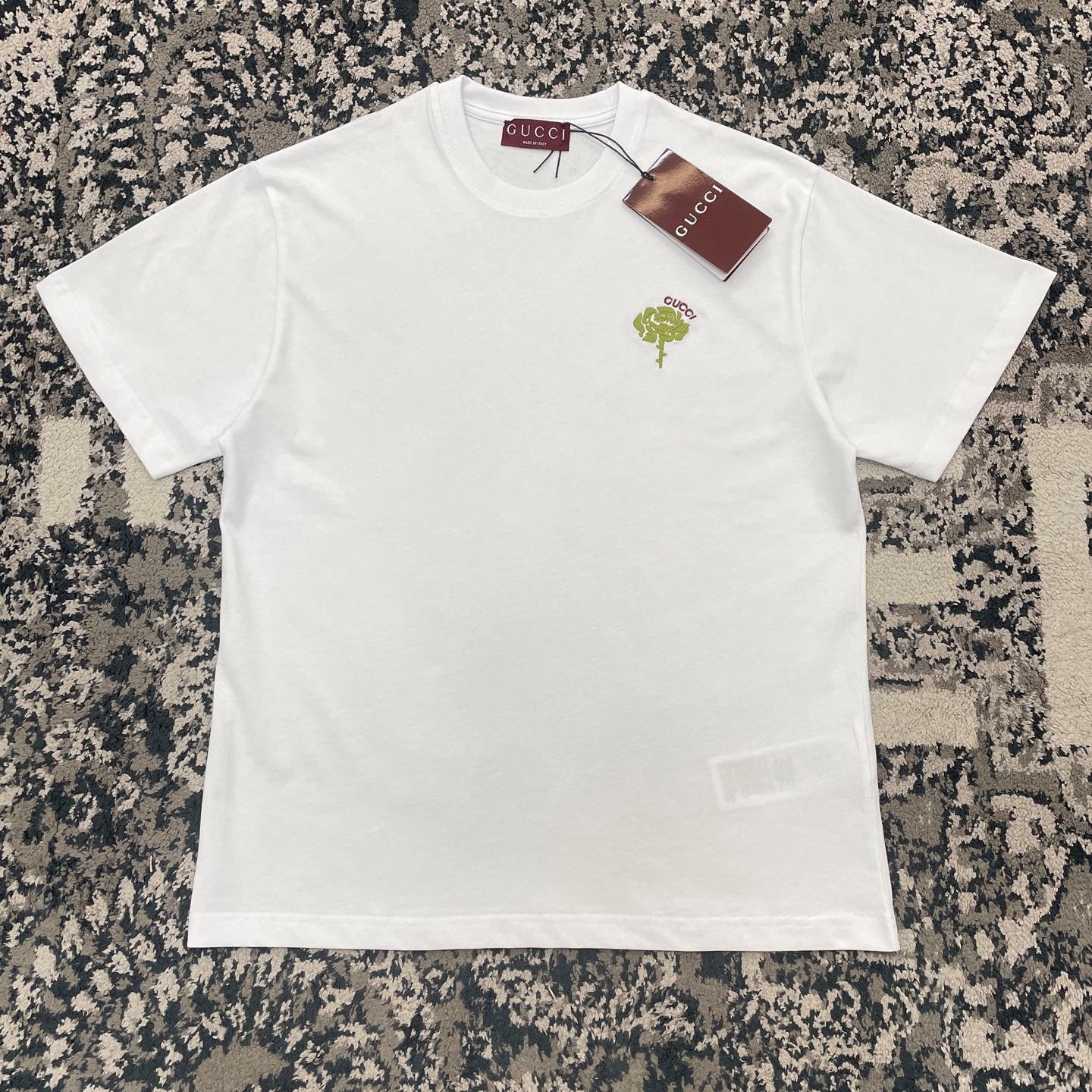 장미패턴 티셔츠 (rose pattern t-shirt)
