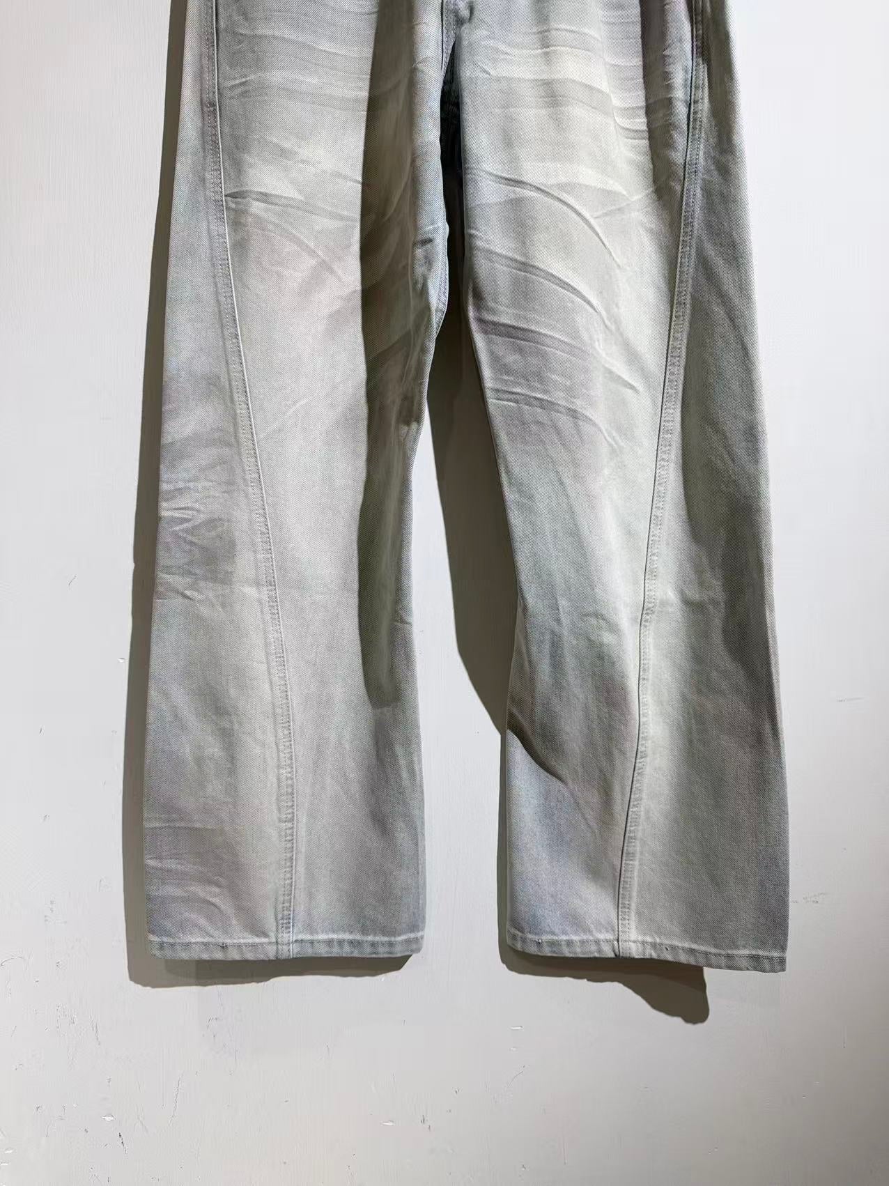 커브드 컷 청바지 (Curved-cut jeans)