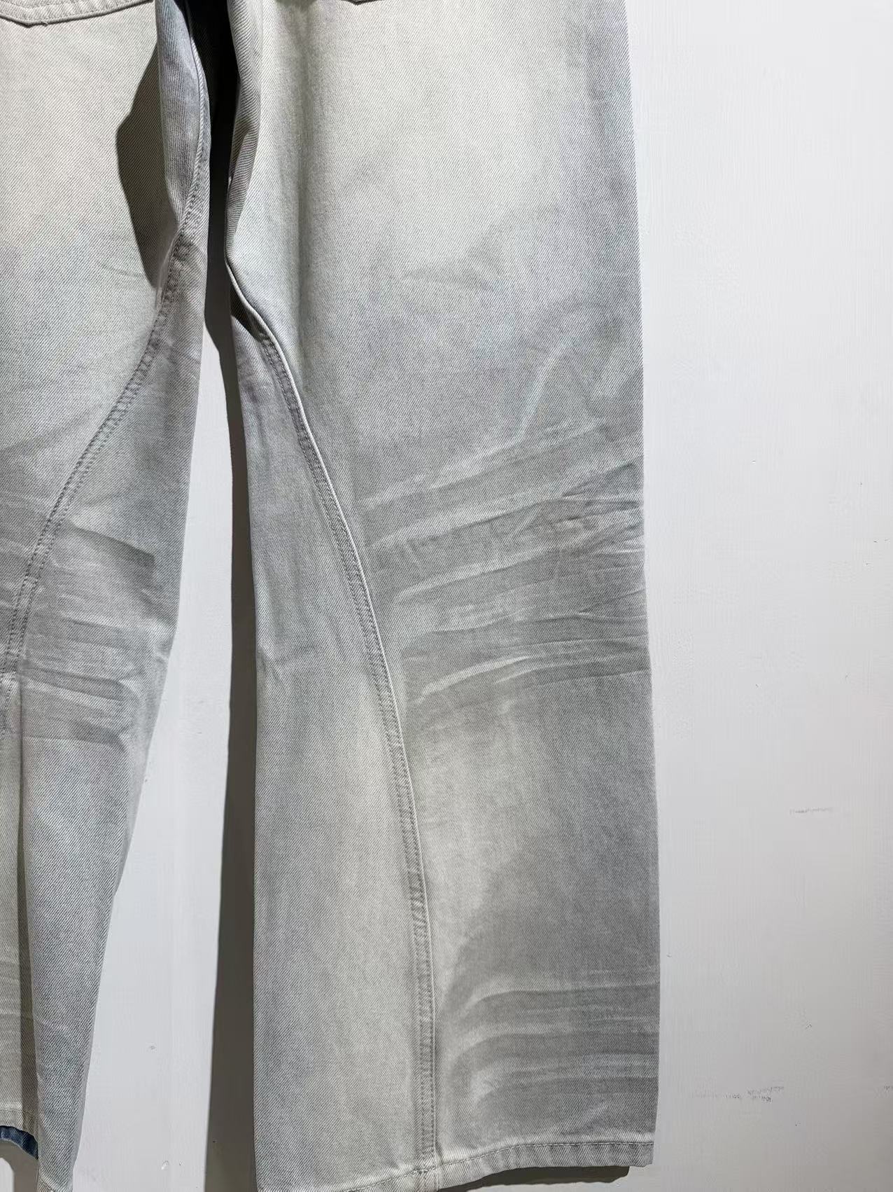 커브드 컷 청바지 (Curved-cut jeans)