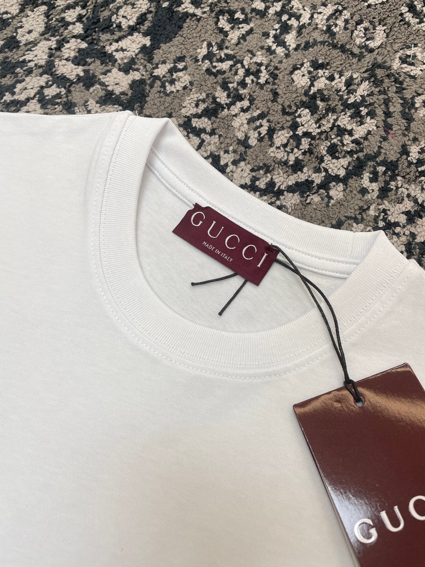 장미패턴 티셔츠 (rose pattern t-shirt)