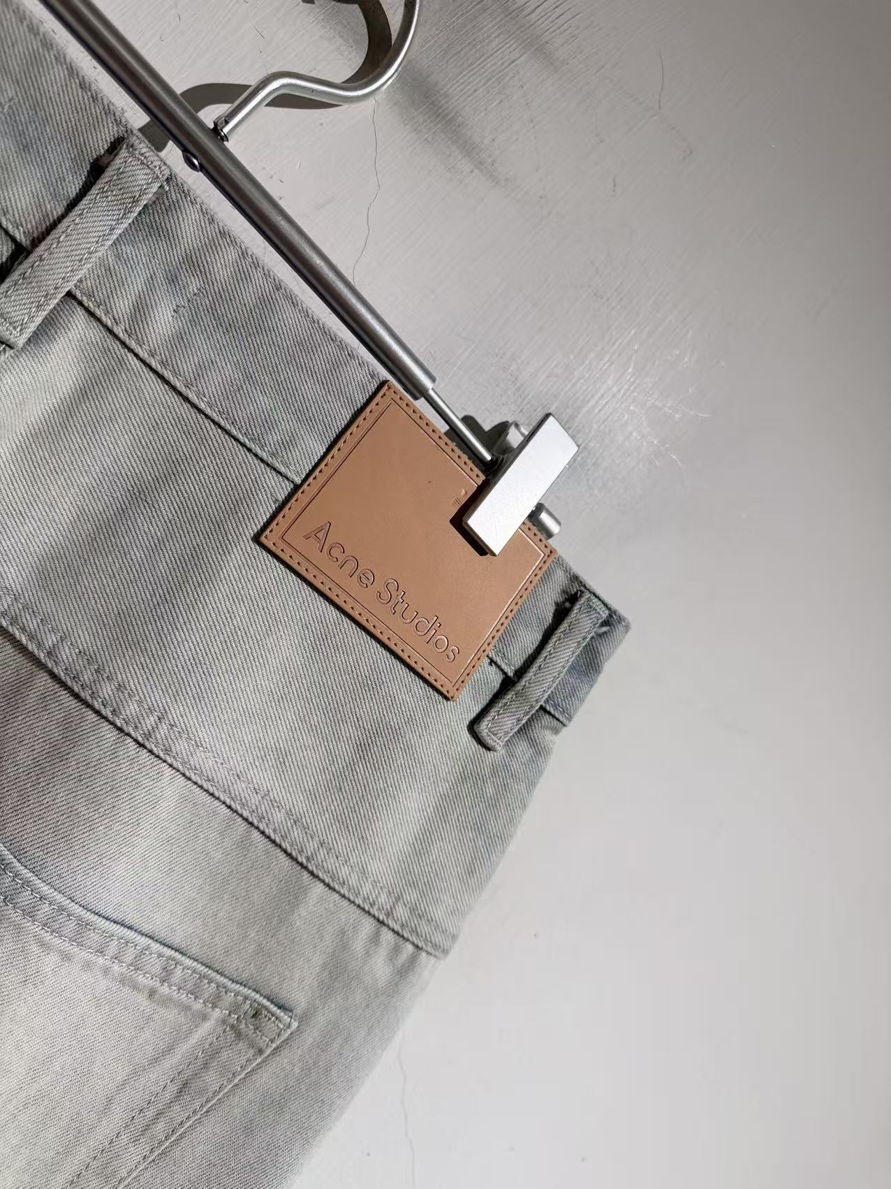 커브드 컷 청바지 (Curved-cut jeans)