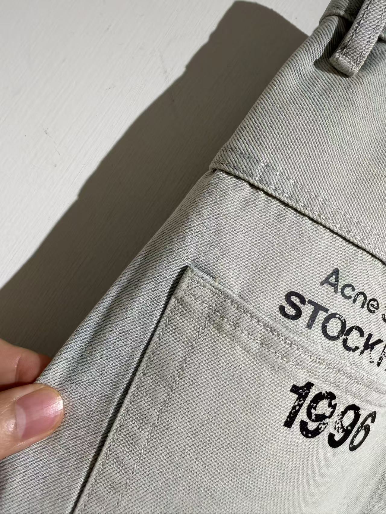 커브드 컷 청바지 (Curved-cut jeans)