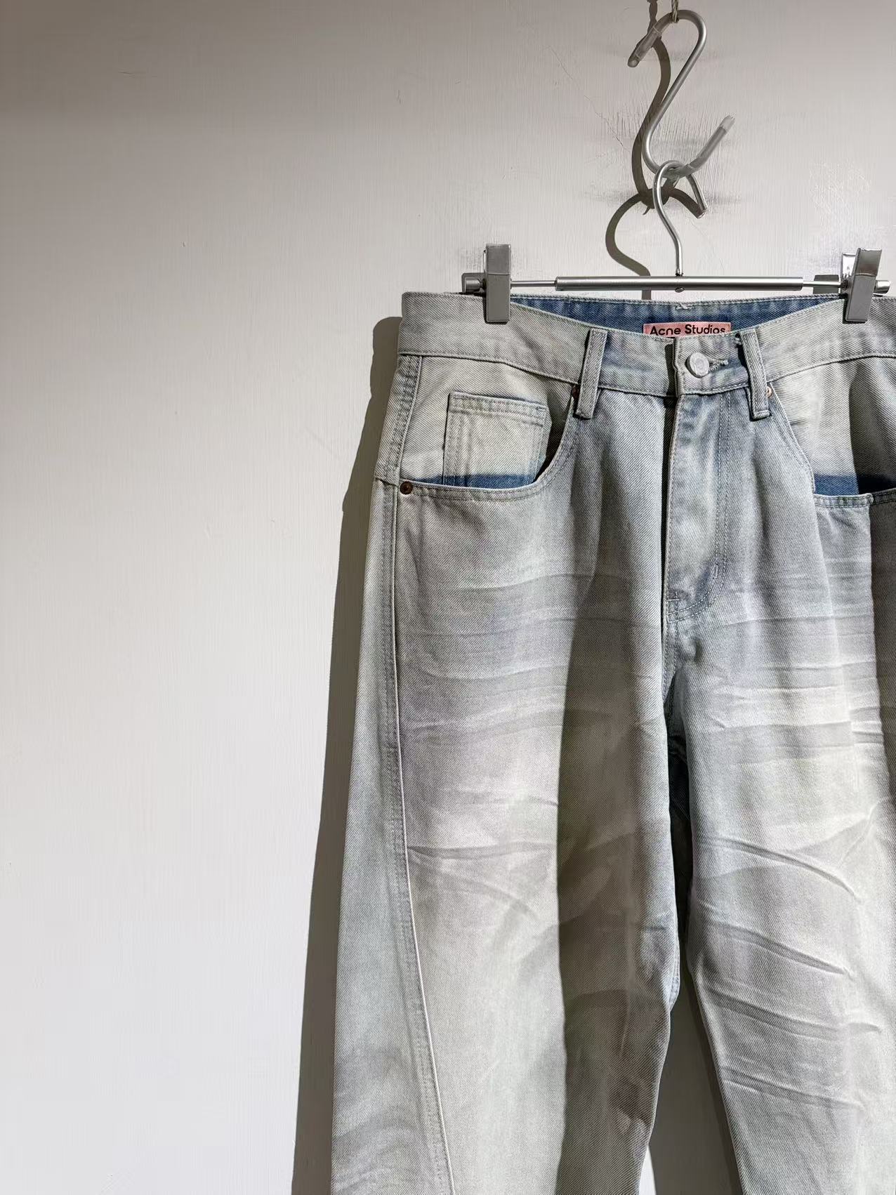 커브드 컷 청바지 (Curved-cut jeans)