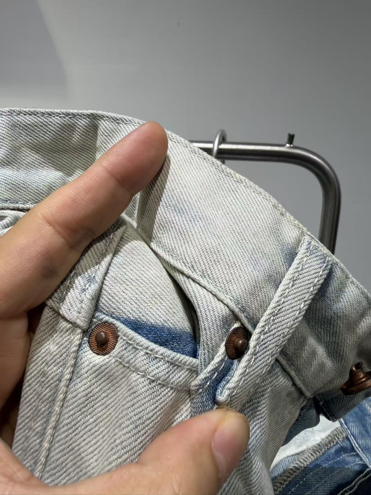 커브드 컷 청바지 (Curved-cut jeans)