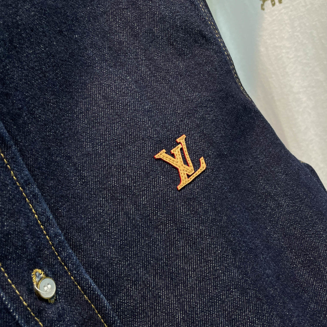버튼다운 데님 셔츠 (Button-Down Denim Shirt)
