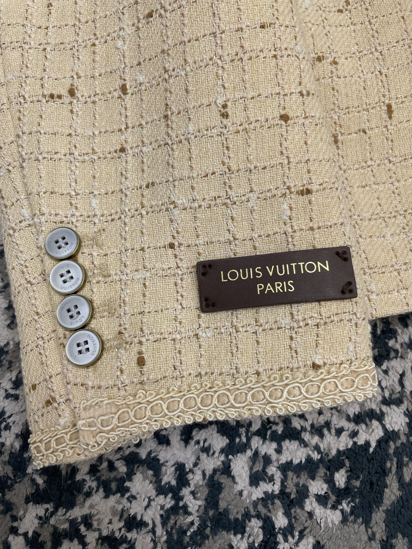 노카라 트위드 재킷 (Collarless tweed jacket)