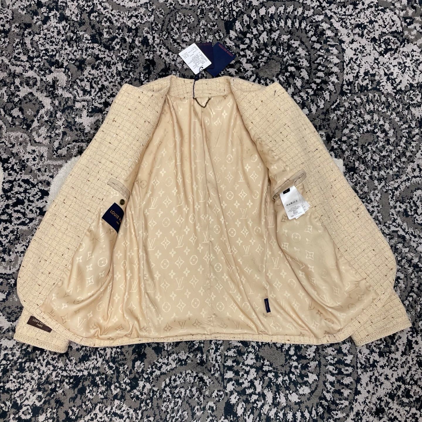 노카라 트위드 재킷 (Collarless tweed jacket)