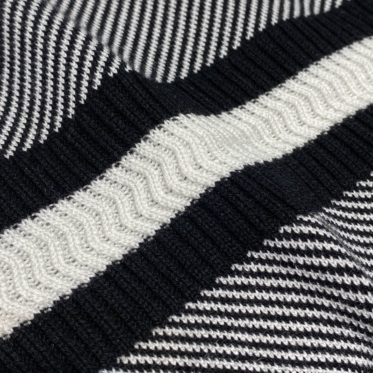 더블 C 니트맨투맨 (Double C knit man-to-man)