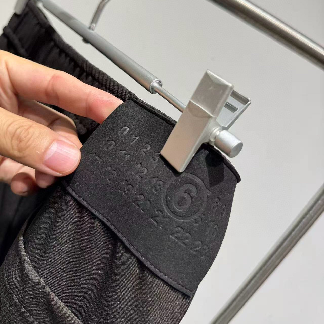 레그 팬츠 (leg pants)