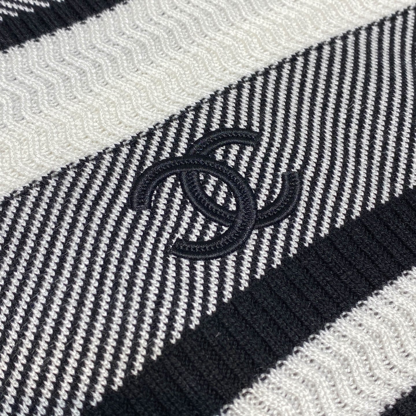 더블 C 니트맨투맨 (Double C knit man-to-man)