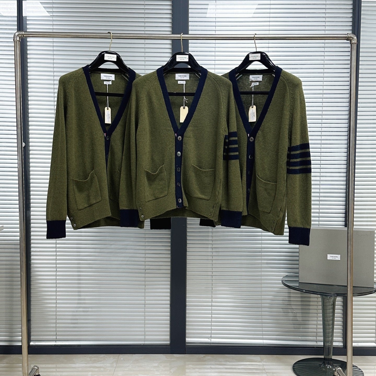 사선 스트라이프 가디건 (Diagonal-stripe cardigan)