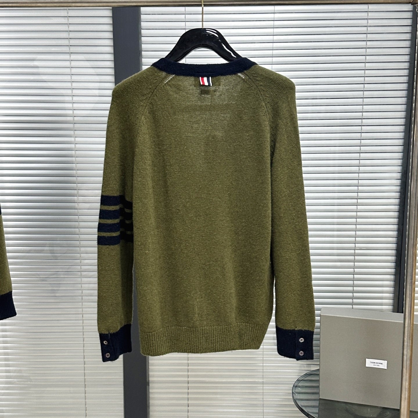 사선 스트라이프 가디건 (Diagonal-stripe cardigan)
