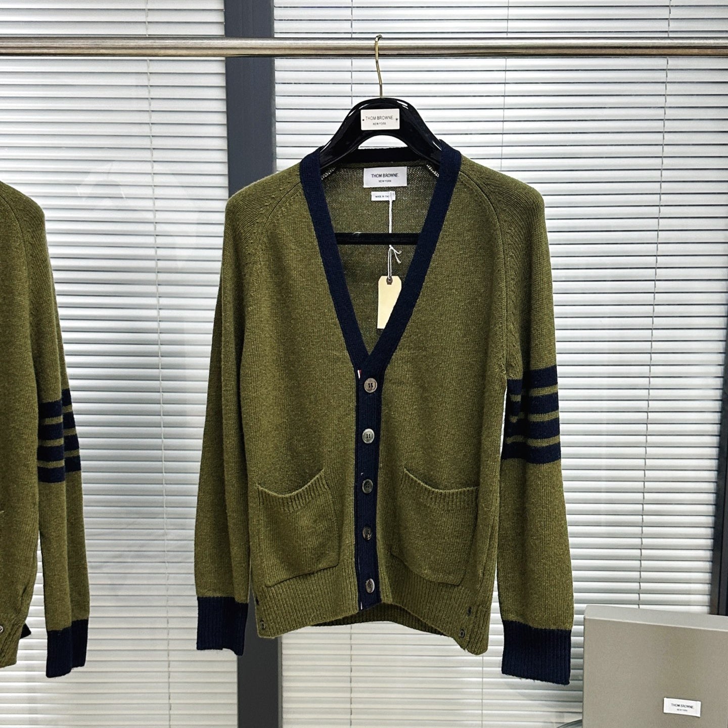 사선 스트라이프 가디건 (Diagonal-stripe cardigan)