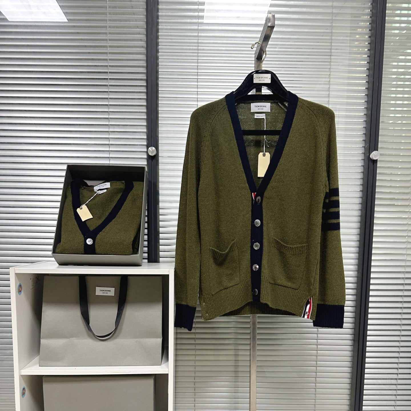 사선 스트라이프 가디건 (Diagonal-stripe cardigan)