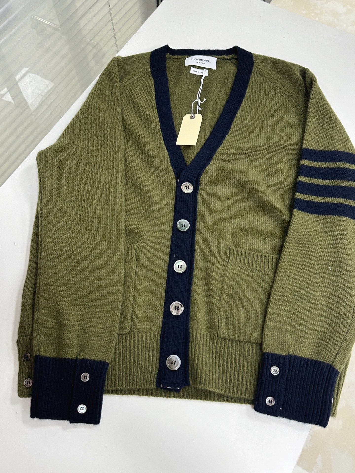 사선 스트라이프 가디건 (Diagonal-stripe cardigan)