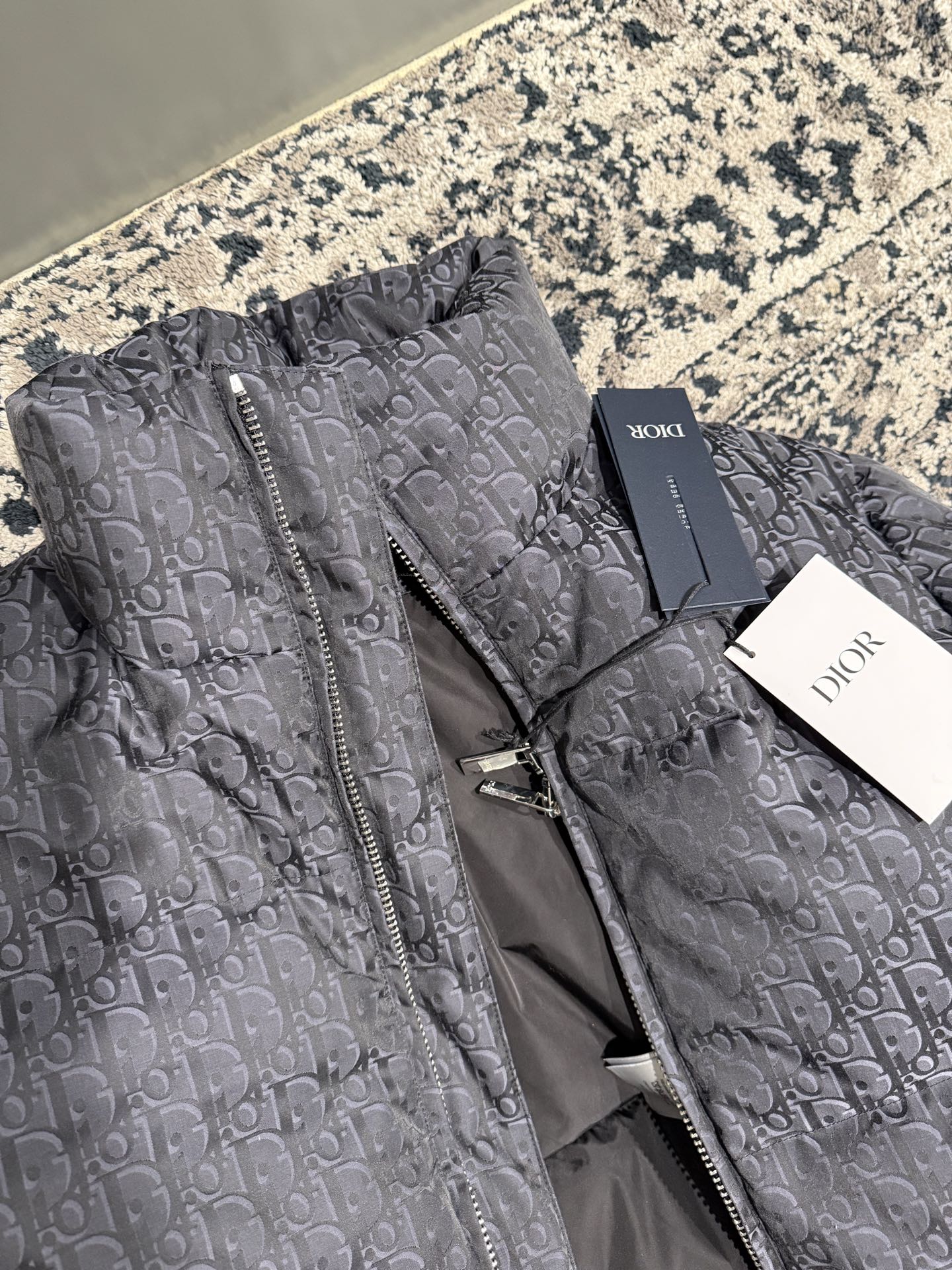 오블리크 다운 재킷 (Oblique down jacket)