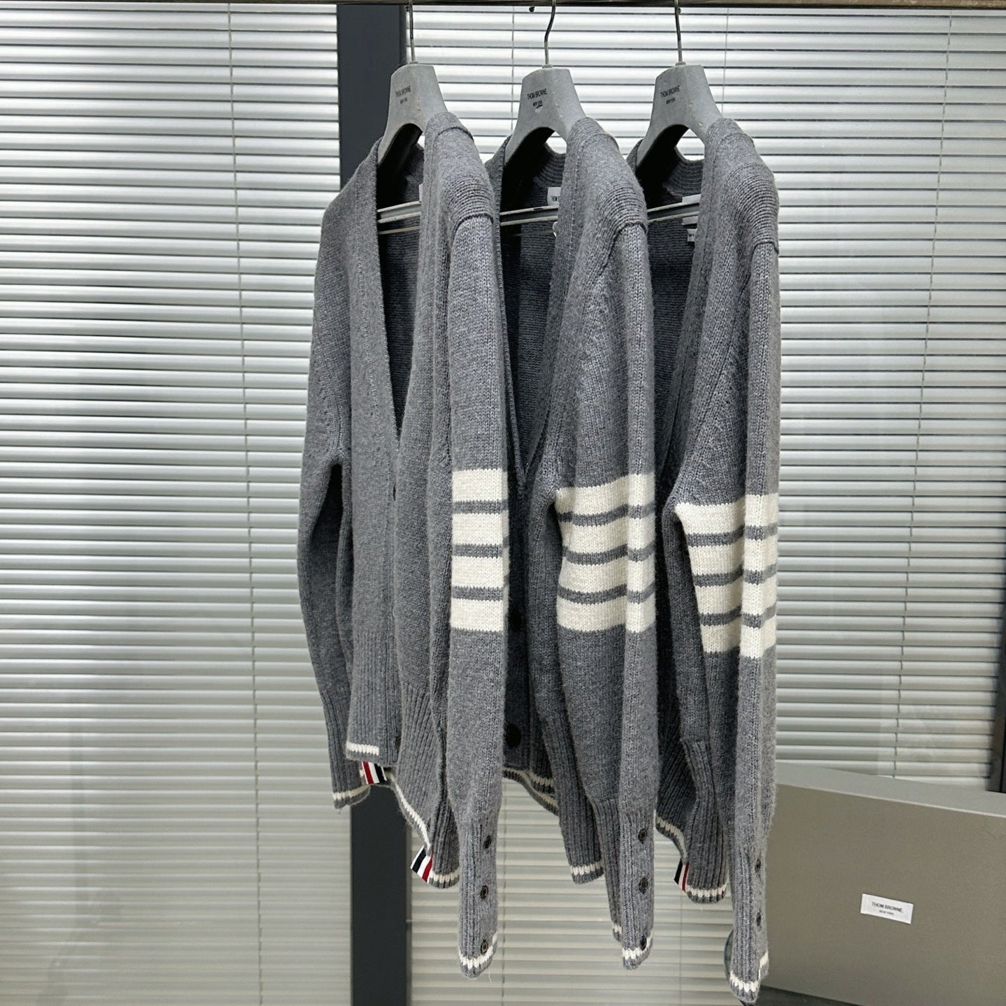 파인 메리노 가디건 (Fine Merino Cardigan)