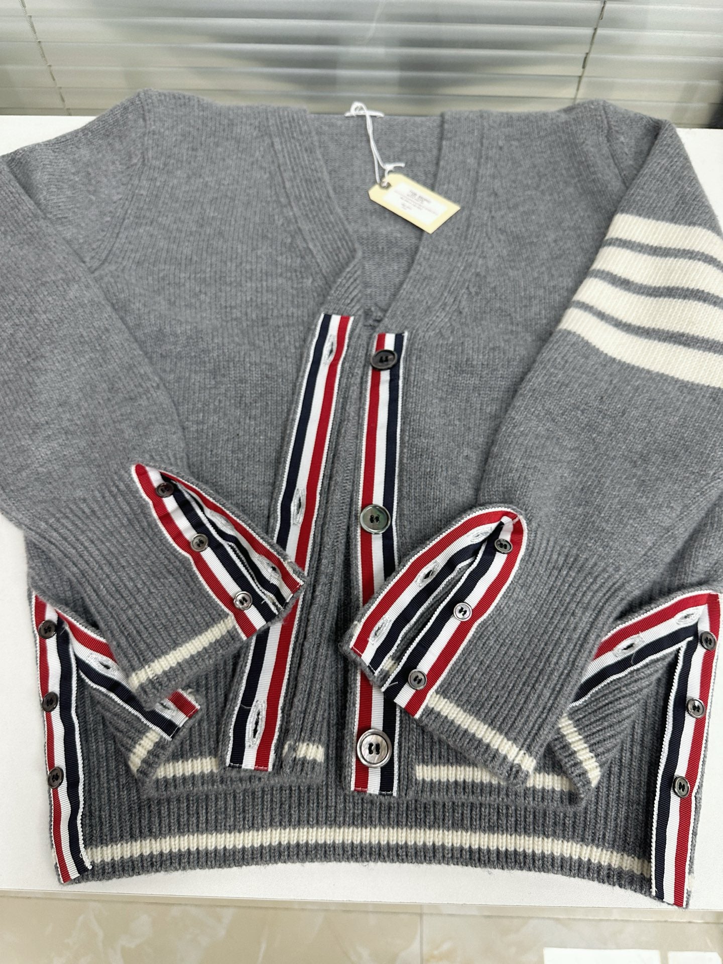 파인 메리노 가디건 (Fine Merino Cardigan)