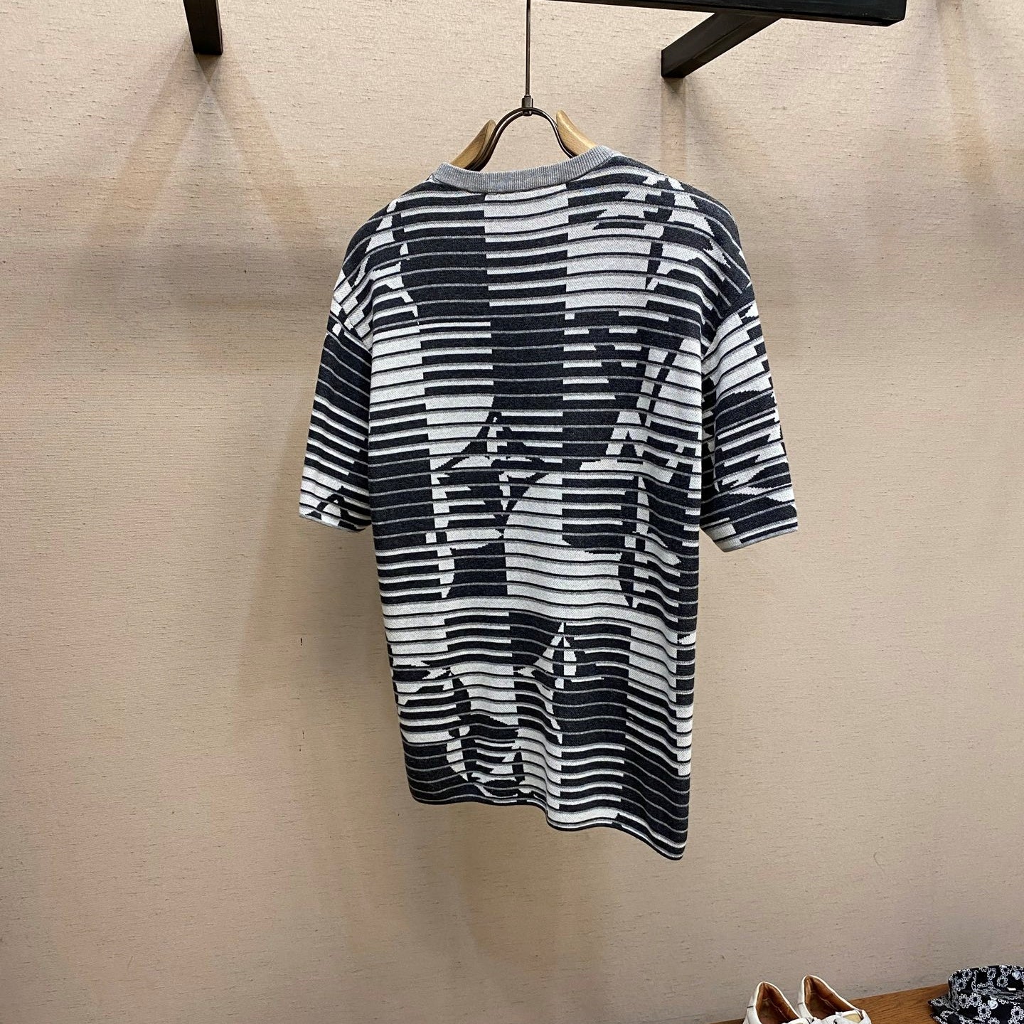 그래픽 자카드 반팔 티셔츠 (Graphic Jacquard Short-Sleeve T-Shirt)