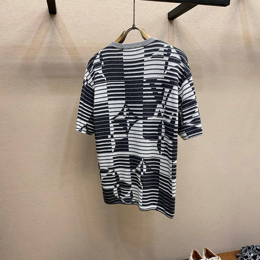 그래픽 자카드 반팔 티셔츠 (Graphic Jacquard Short-Sleeve T-Shirt)
