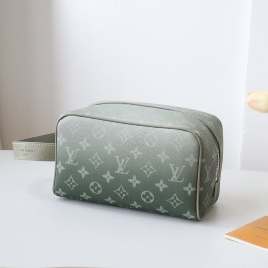 모노그램 파우치 (monogram pouch)