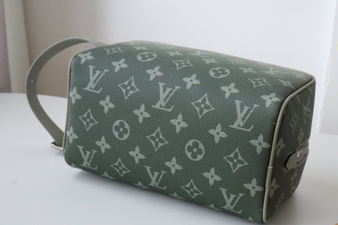 모노그램 파우치 (monogram pouch)