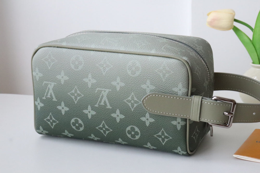 모노그램 파우치 (monogram pouch)