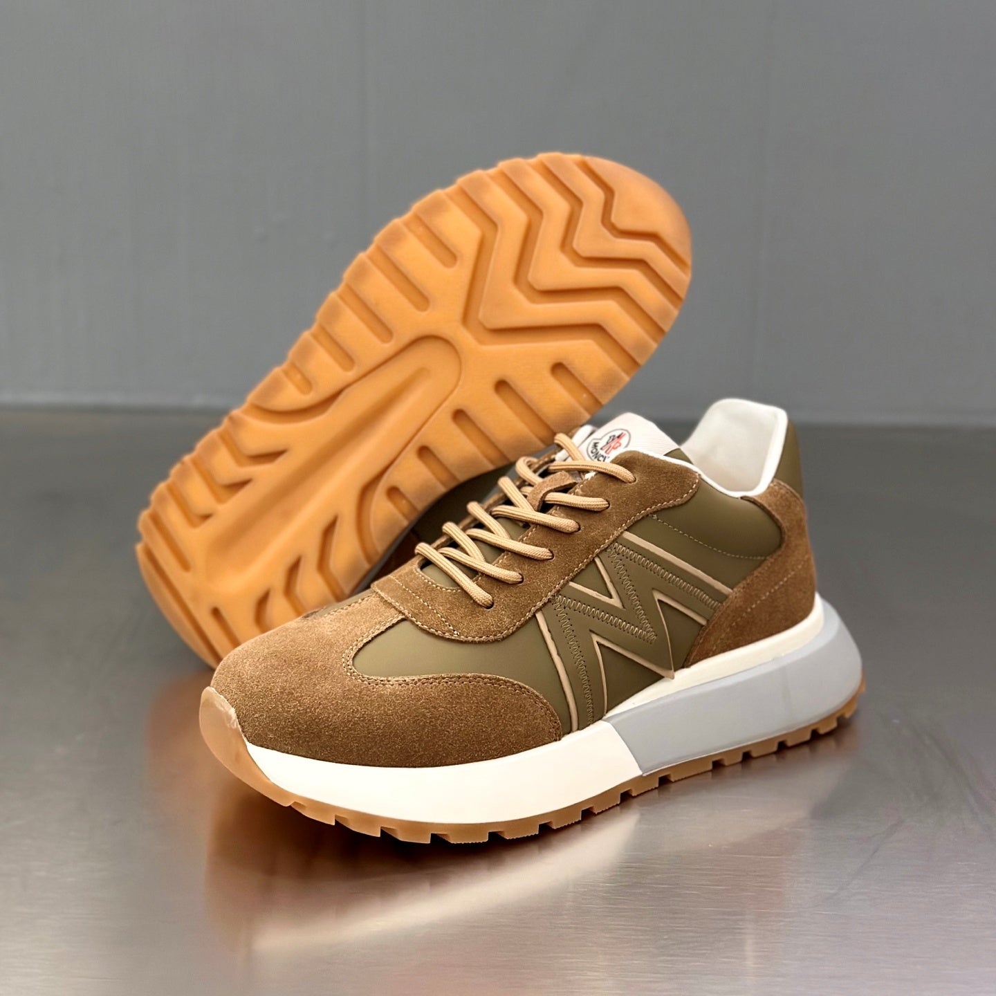 네오프렌 스니커즈 (neoprene sneakers)