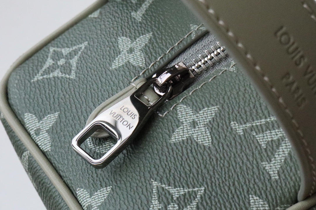 모노그램 파우치 (monogram pouch)